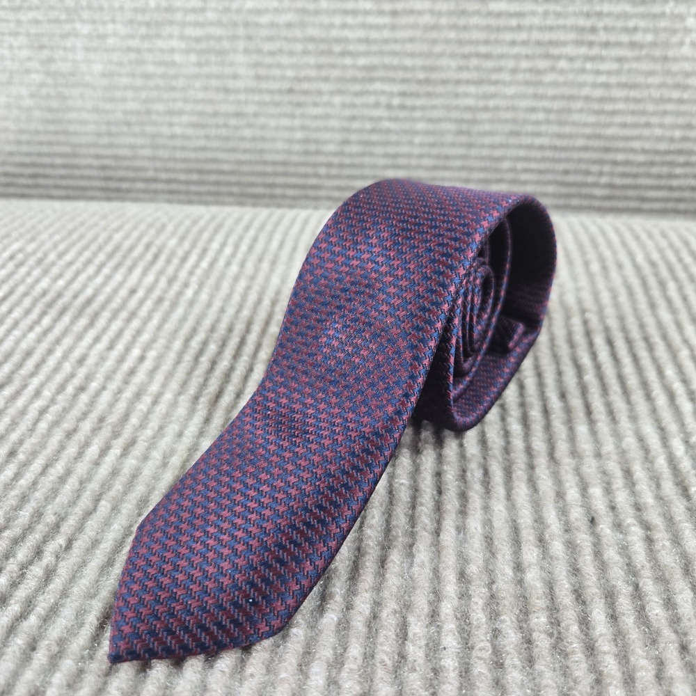 H&M Mens Slim Burgundy Navy Blue Houndstooth Pattern Necktie